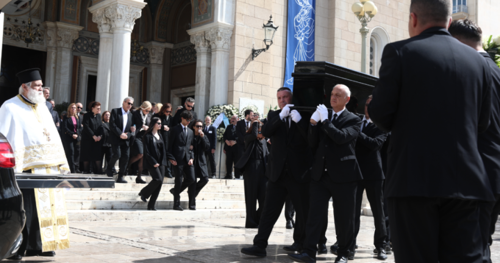 Η Ελλάδα αποχαιρέτησε τη Μαρινέλλα: Πλήθος κόσμου στη Μητρόπολη Αθηνών για το «τελευταίο αντίο» [εικόνες - βίντεο]